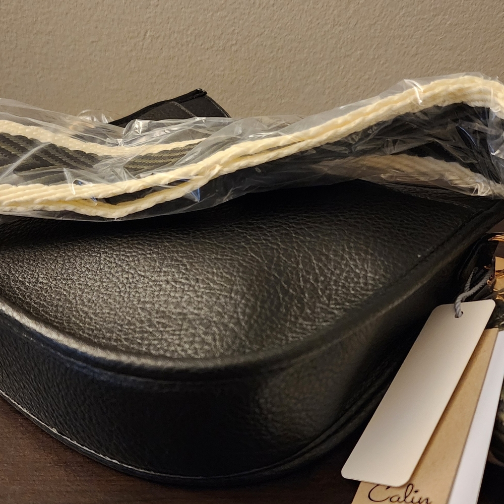 💥👜 Black Crossbody Bag w/ Guitar Strap 💥👜 - Picture 4 of 6